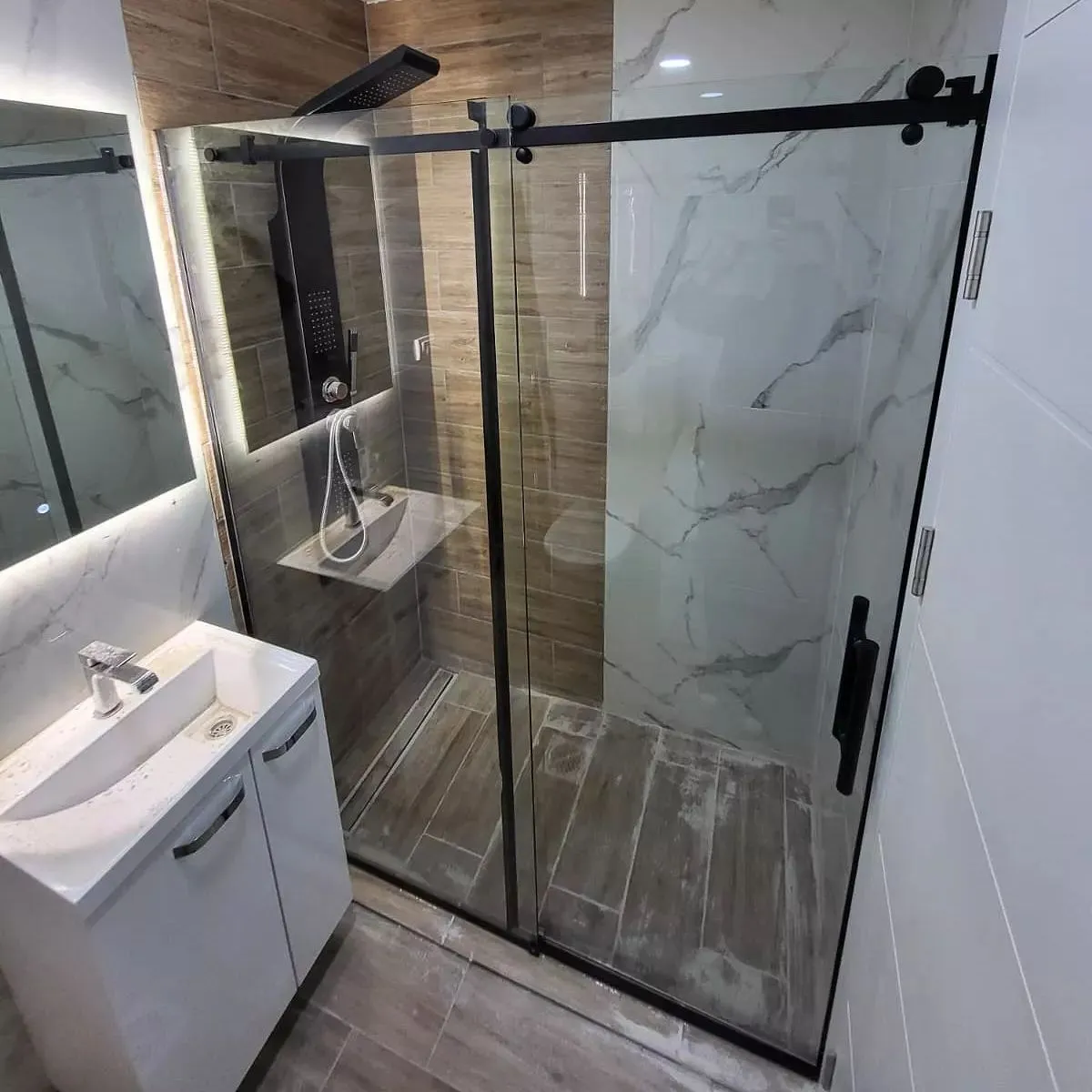 Staklena tus kabina tipa zatvorenih kliznih vrata