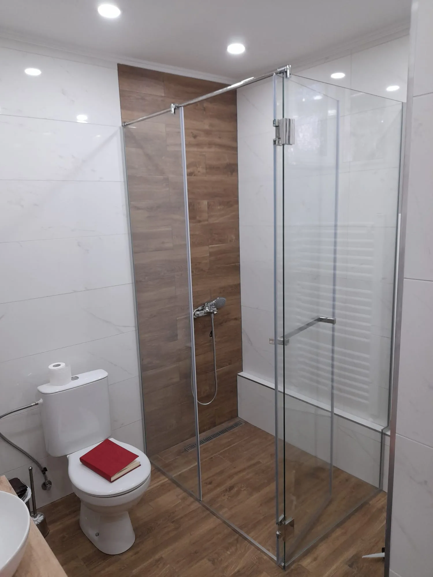 Staklena tus kabina tipa vrata na šarke