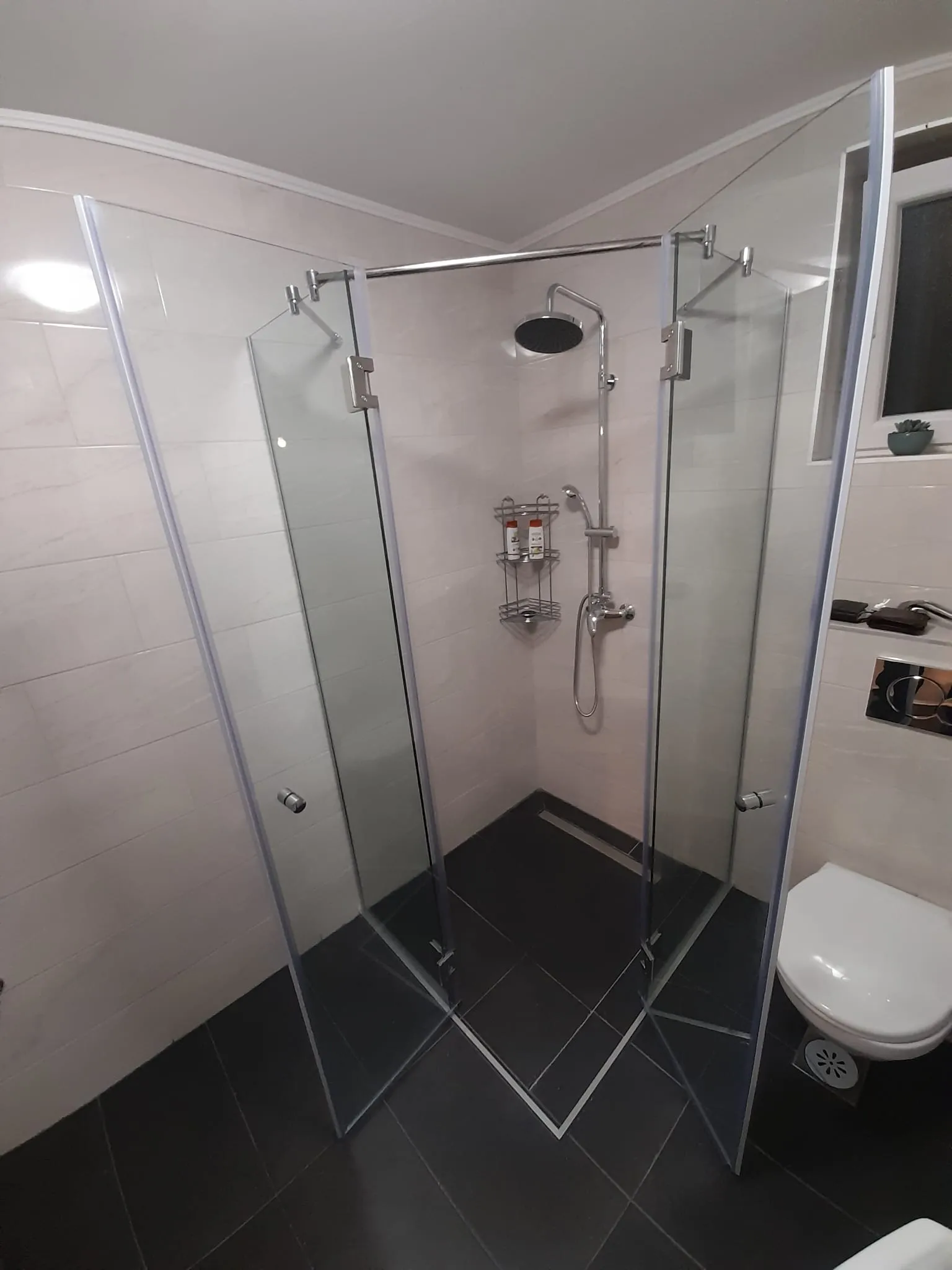 Staklena tus kabina tipa dvokratna vrata na šarke